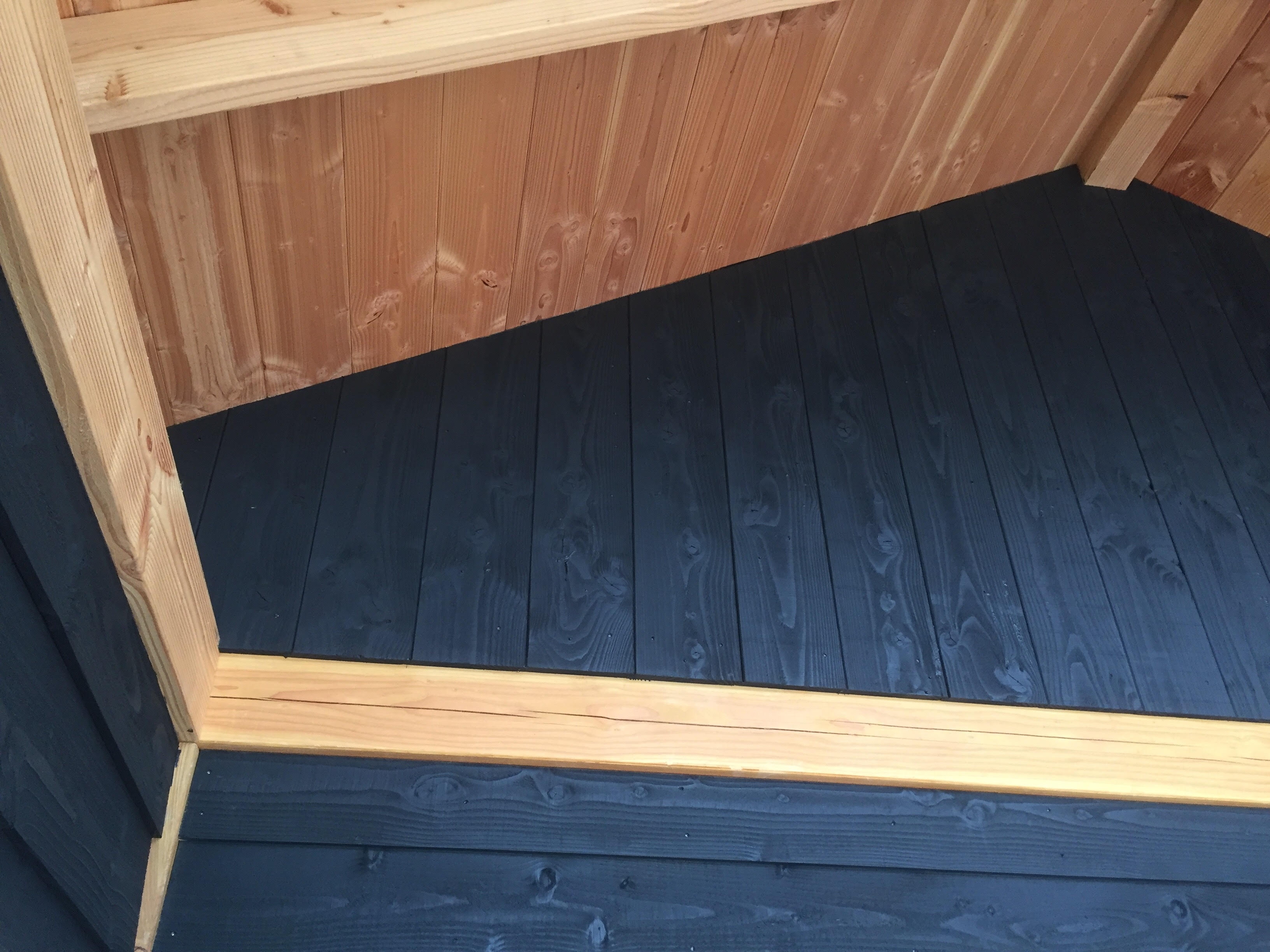 Houten schuur zwart beitsen Houten schuur zwart beitsen